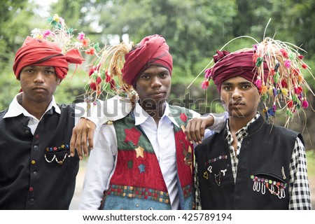 stock-photo--nagpur-maharashtra-india-aug-group-of-young-women-and-men-gond-tribal-perform-folk-dance-425789194.jpg