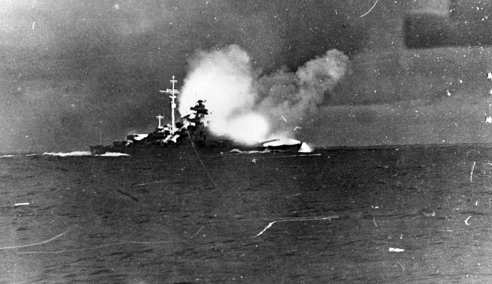 Bismarck_firing_on_HMS_Prince_of_Wales_2.jpg