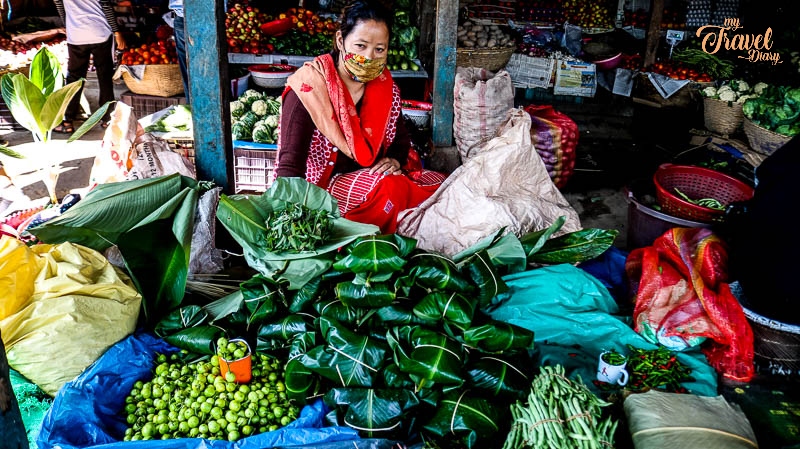 Women-selling-at-the-local-market-of-Aalo.jpg