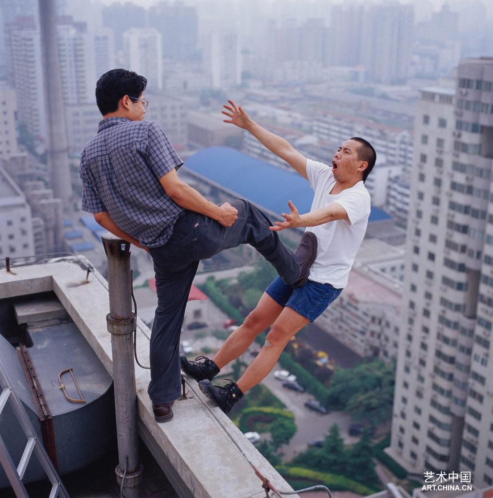 li-wei-unphotoshopped-photoshops-kicking-off-man-over-the-ledge-roof-top.jpg