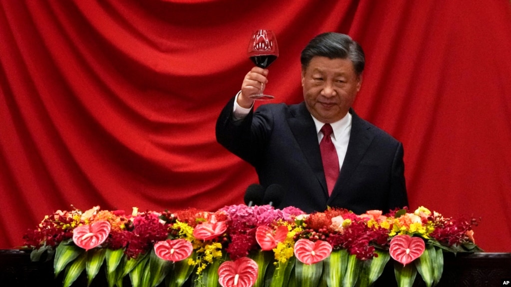 Chinese President Xi Jinping makes a toast after delivering his speech at a dinner marking the 74th anniversary of the founding of the People's Republic of China at the Great Hall of the People in Beijing, Sept. 28, 2023. 