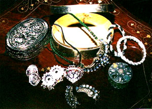 pic_pakistani-handicrafts_silver-kundun-jewelry.jpg