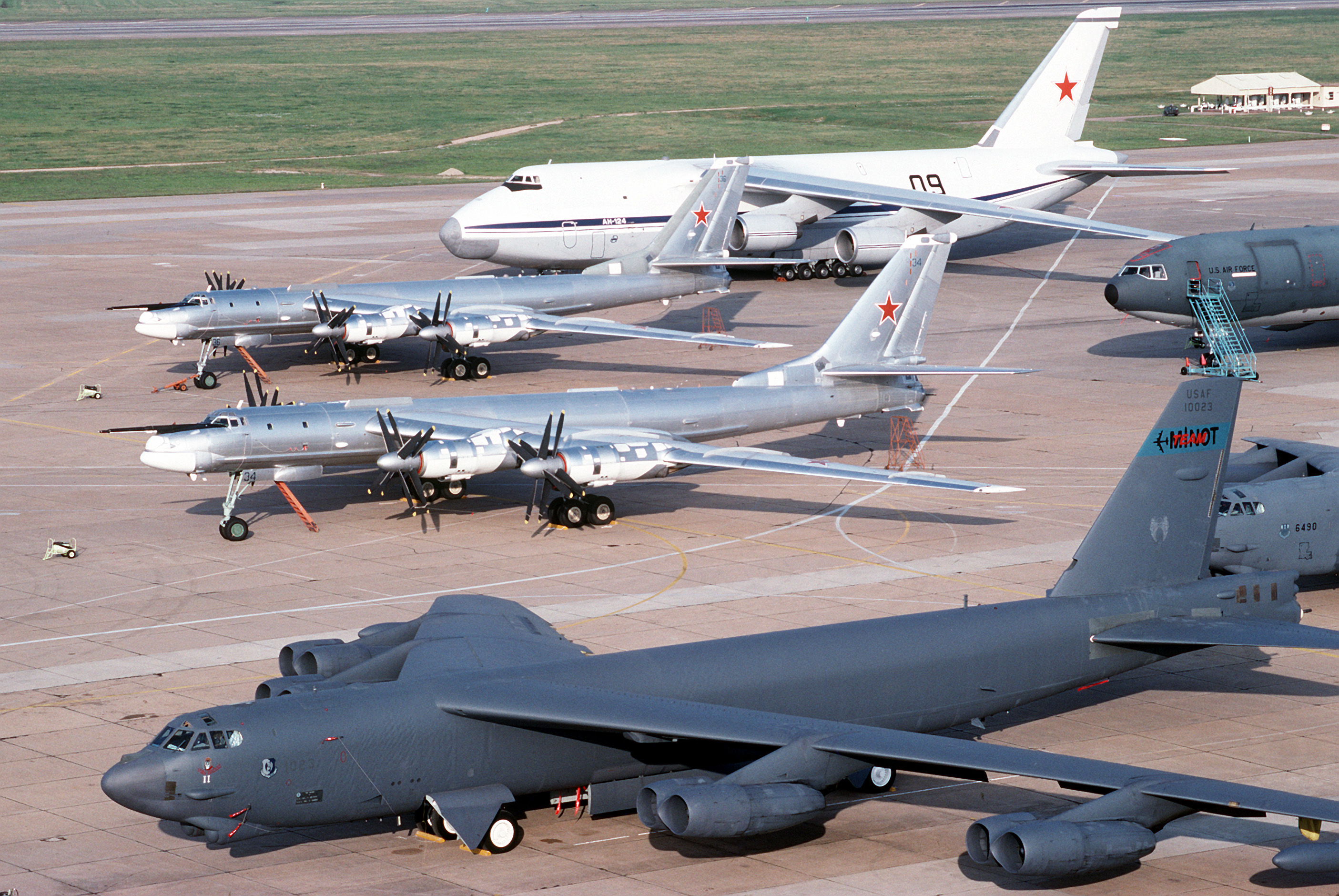 B-52_Tu-95.jpg