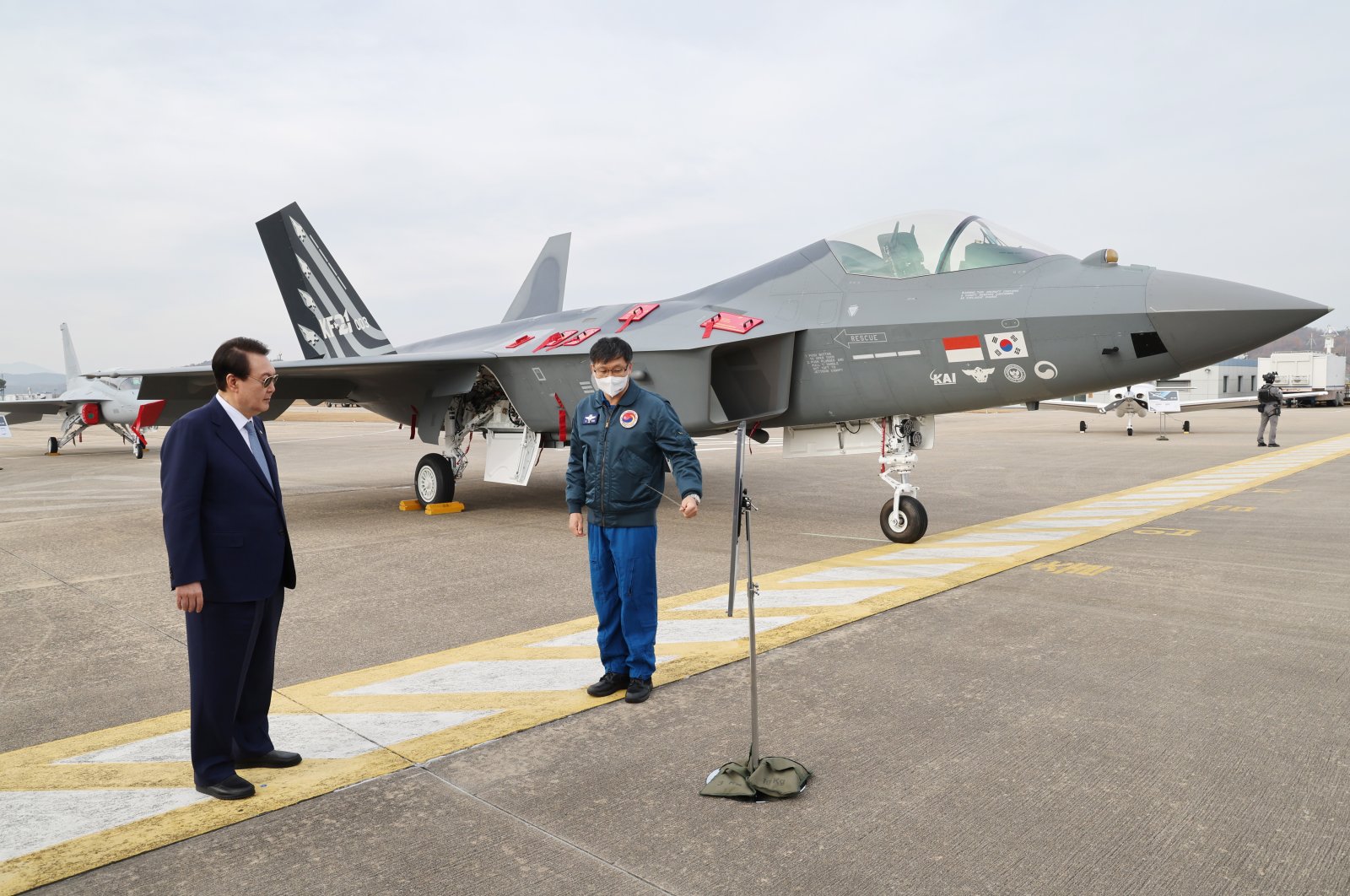South Korean President Yoon Suk-yeok (L) listens to a briefing about the third prototype of South Korea's homegrown fighter jet, the KF-21 Boramae, during a visit to Korea Aerospace Industries (KAI) in Sacheon, South Korea, Nov. 24, 2022. (EPA Photo)
