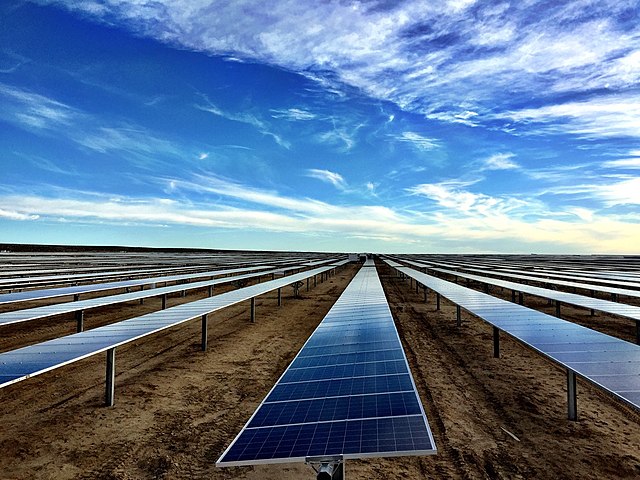 Mojave_Desert_solar_a_photovoltaic_power_station_36293687466.jpeg
