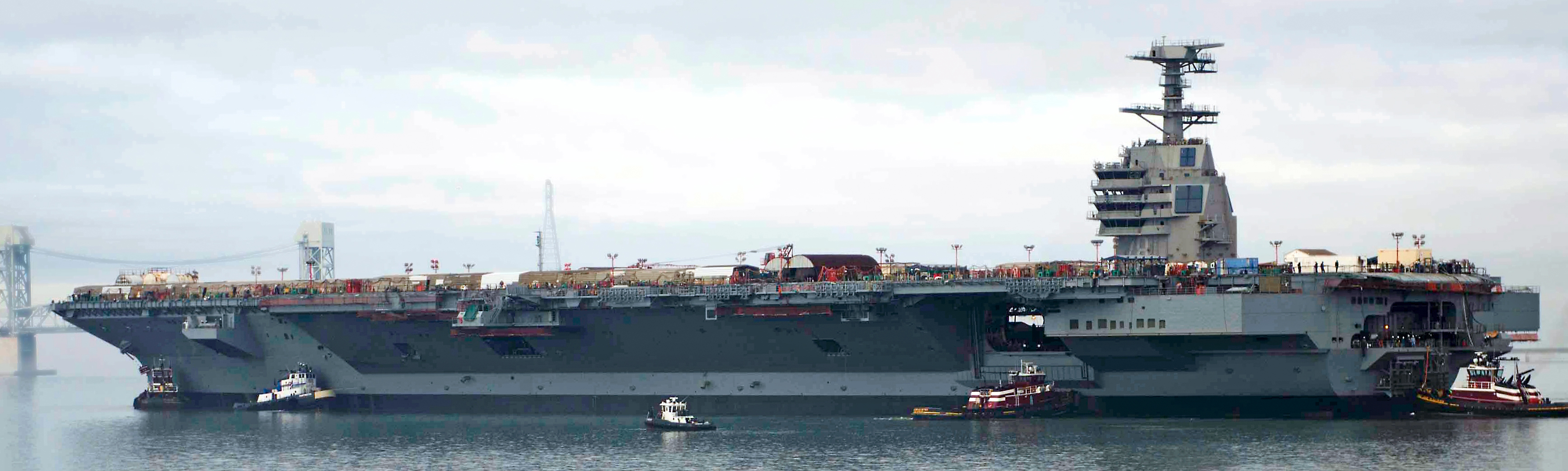 USS_Gerald_R._Ford_(CVN-78)_on_the_James_River_in_2013.JPG