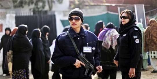pakistani-female-police-officer-ap-543.jpg