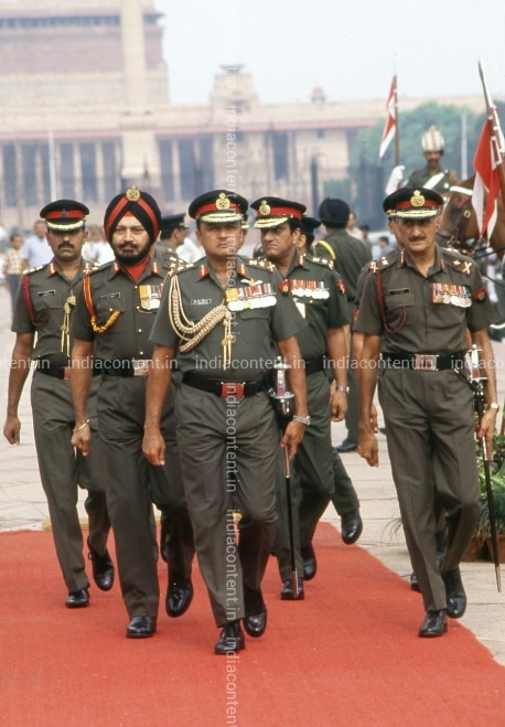 659-sf-rodrigues-chief-of-general-staff-with-others-officers-walking-on-image-F257SD15_DVDOO99.jpg