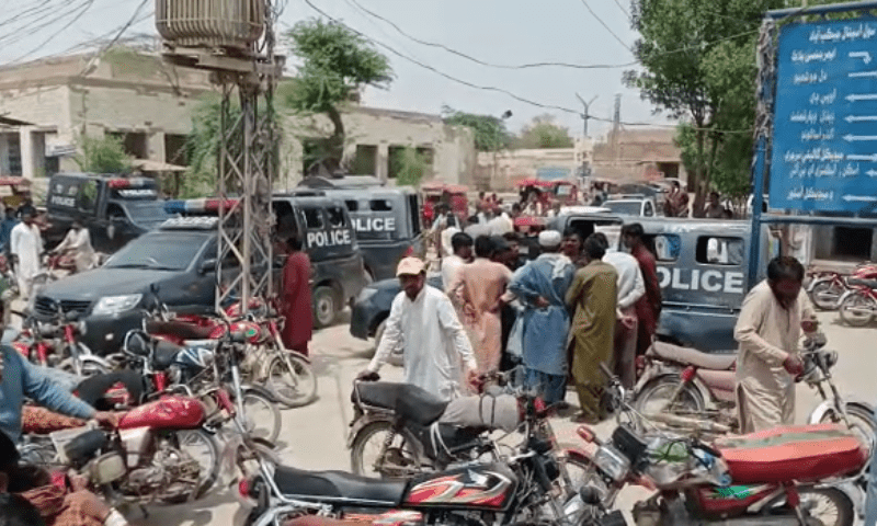 <p>Police vans are gathered outside a hospital in Jacobabad after 6 policemen were martyred in a dacoit attack on April 26. — Screebgrab from video provided by Azhar Gul</p>