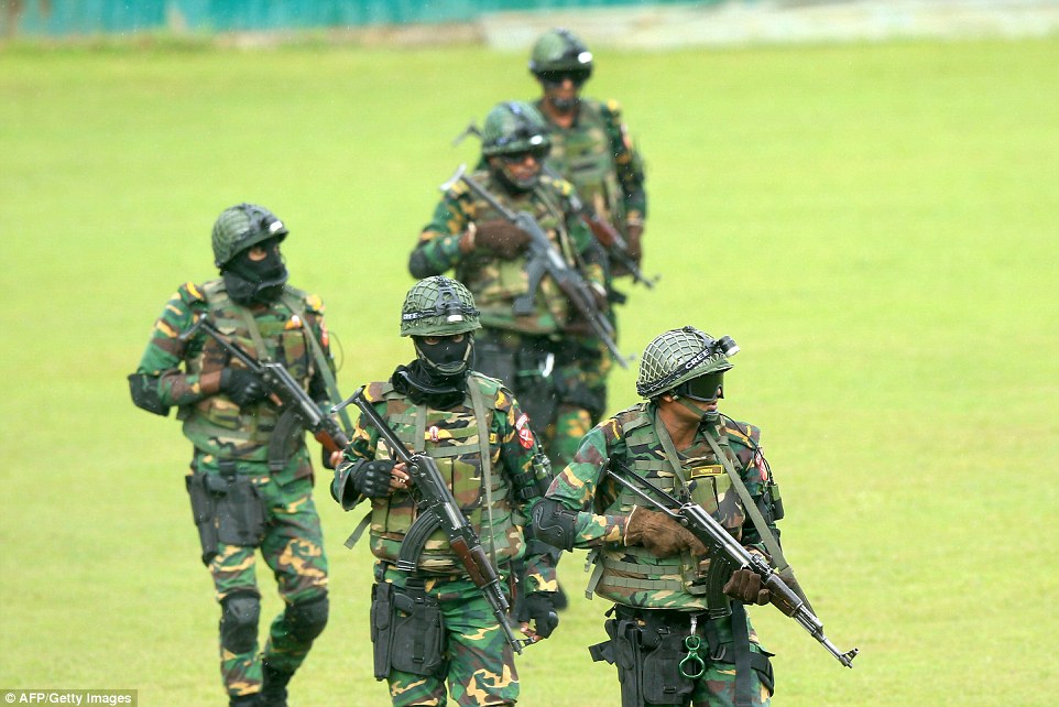 3927F26300000578-3825006-Bangladesh_commandos_will_provide_security_for_the_England_team_-a-7_1475754179293.jpg