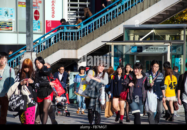 crowd-of-people-in-harajuku-central-tokyo-fb7mgt.jpg
