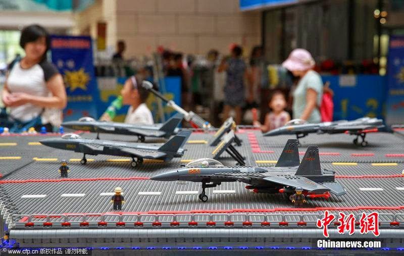 Liaoning+aircraft+carrier+model+on+display+in+Shenyang+City,+Liaoning+Province+4.jpg