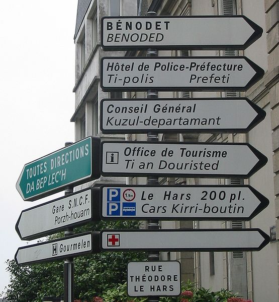555px-Road_signs_bilingual_Breton_in_Quimper.jpg
