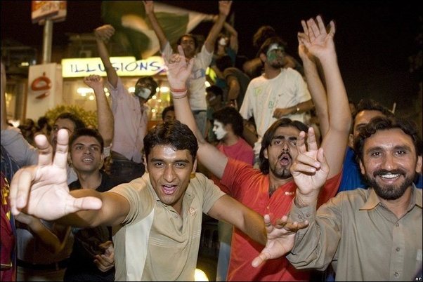 pakistani-crowd-happy-1.jpg