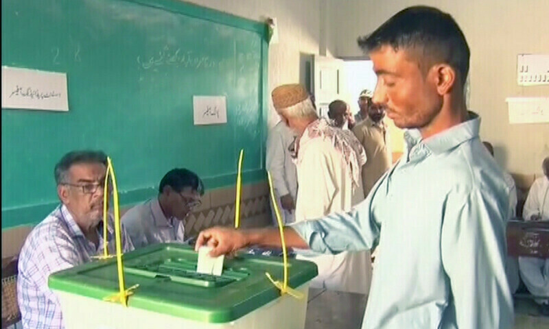 <p>A voter casts his vote in Karachi’s Landi area on Sunday.—DawnNewsTV</p>