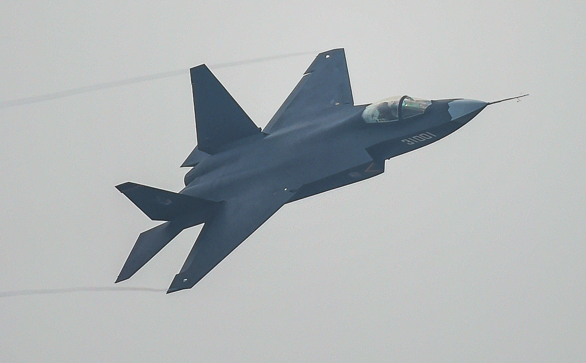 a-j-31-stealth-fighter-performs-at-the-airshow-jpg.112912