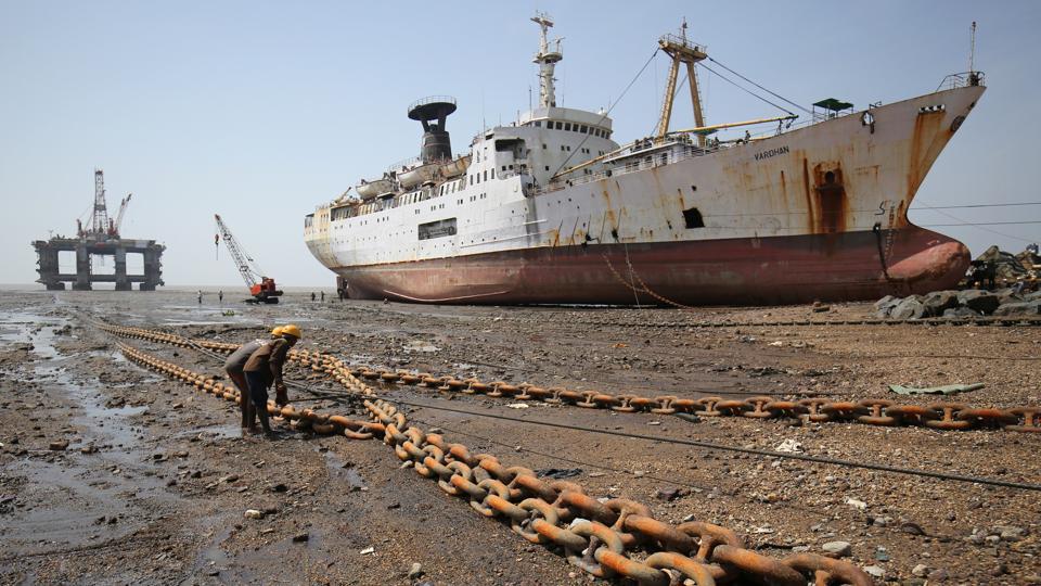 workers-shipyard-decommissioned-rope-tied-dismantle-alang_daaca0d2-6592-11e8-b4a9-2154dcd09999.jpg