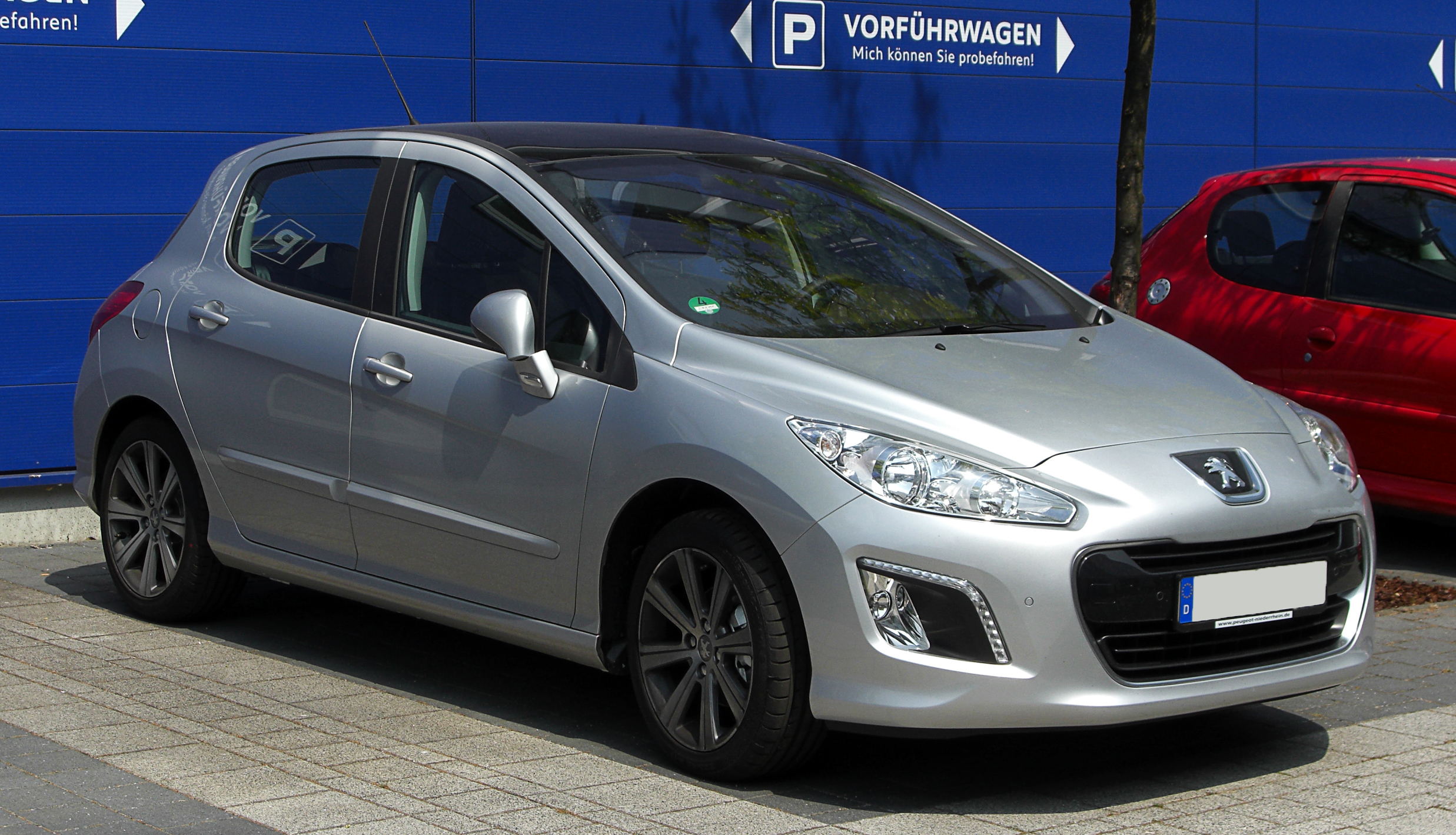 Peugeot_308_(Facelift)_%E2%80%93_Frontansicht,_21._Mai_2011,_D%C3%BCsseldorf.jpg