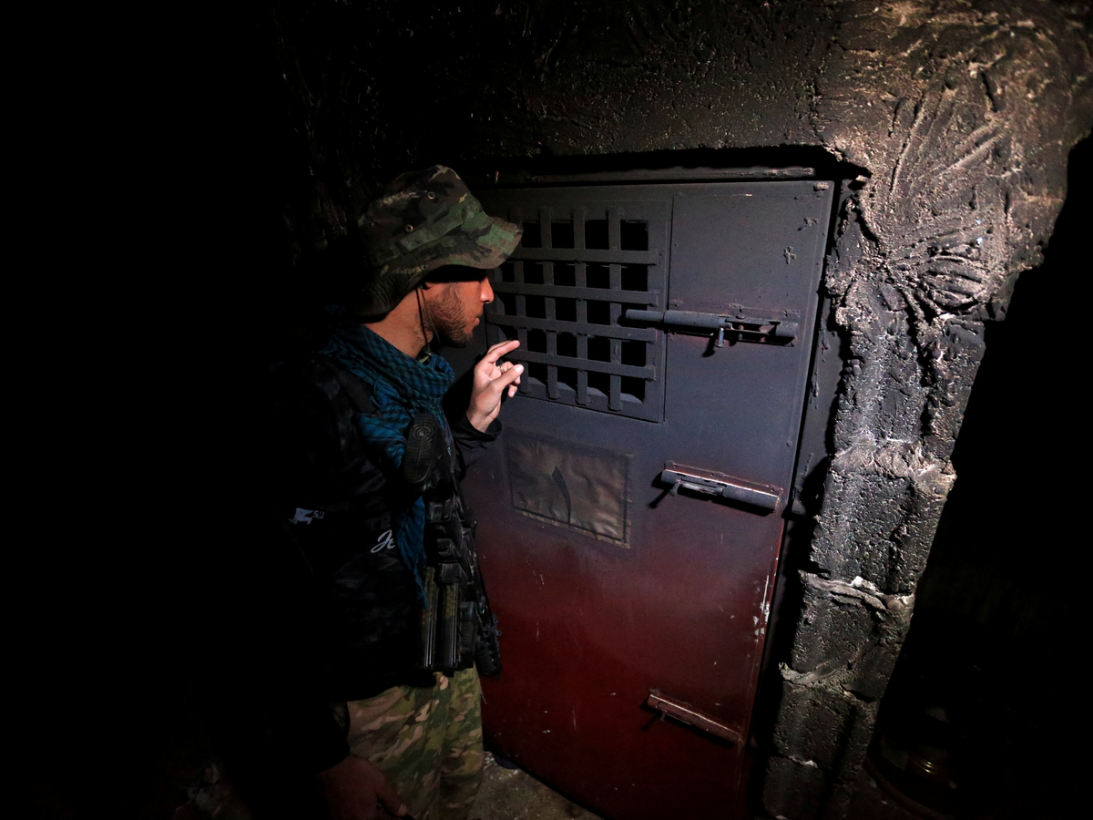 anti-isis-forces-have-also-discovered-the-haunting-cells-of-former-isis-prisons.jpg
