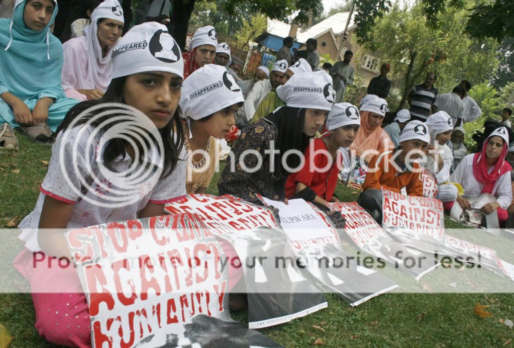 pic07-28-7-08-srinagar-dejected-kashmiri-mothers-at-a-rally.jpg