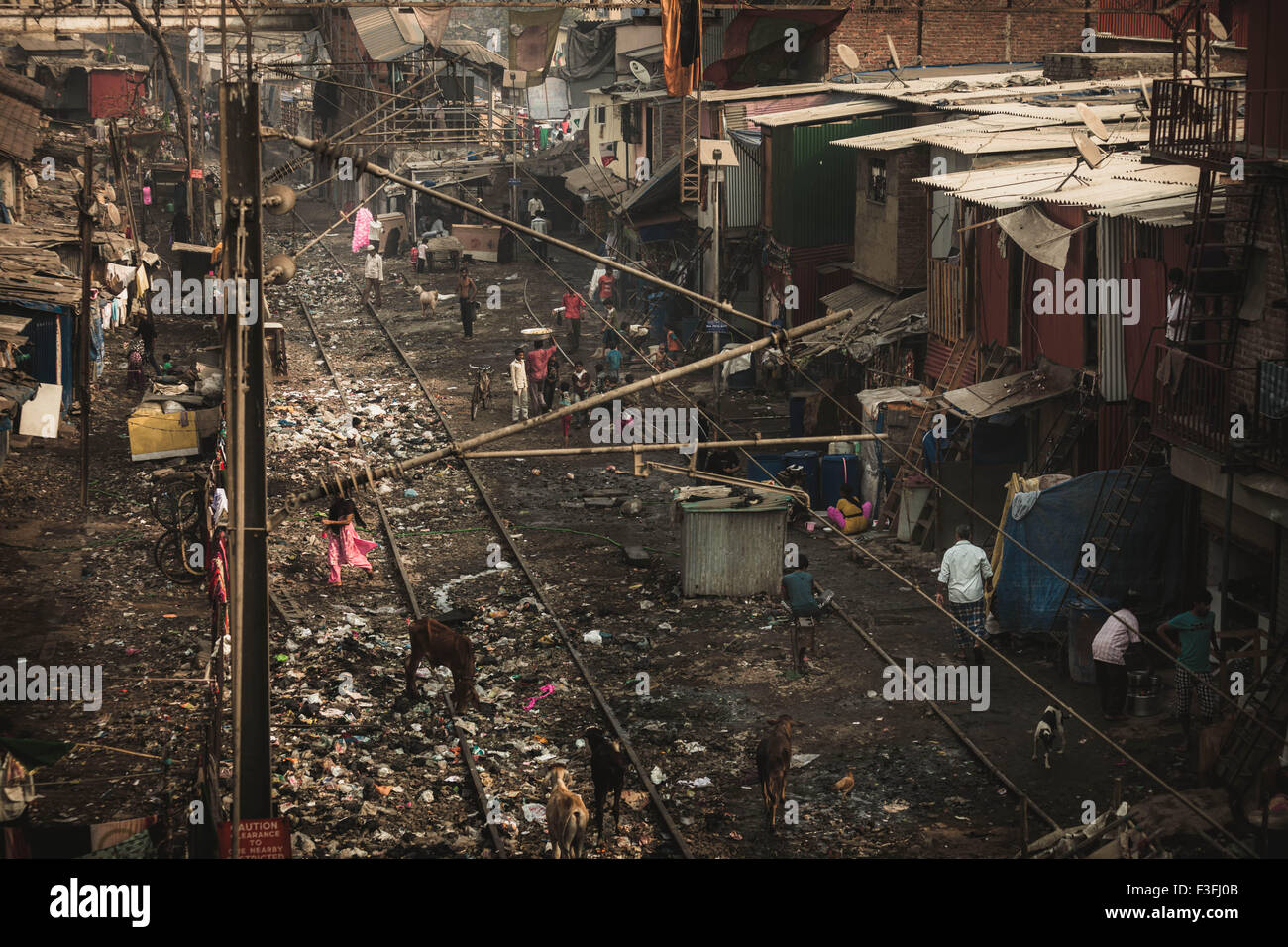 slums-along-the-railway-station-of-mumbai-F3FJ0B.jpg