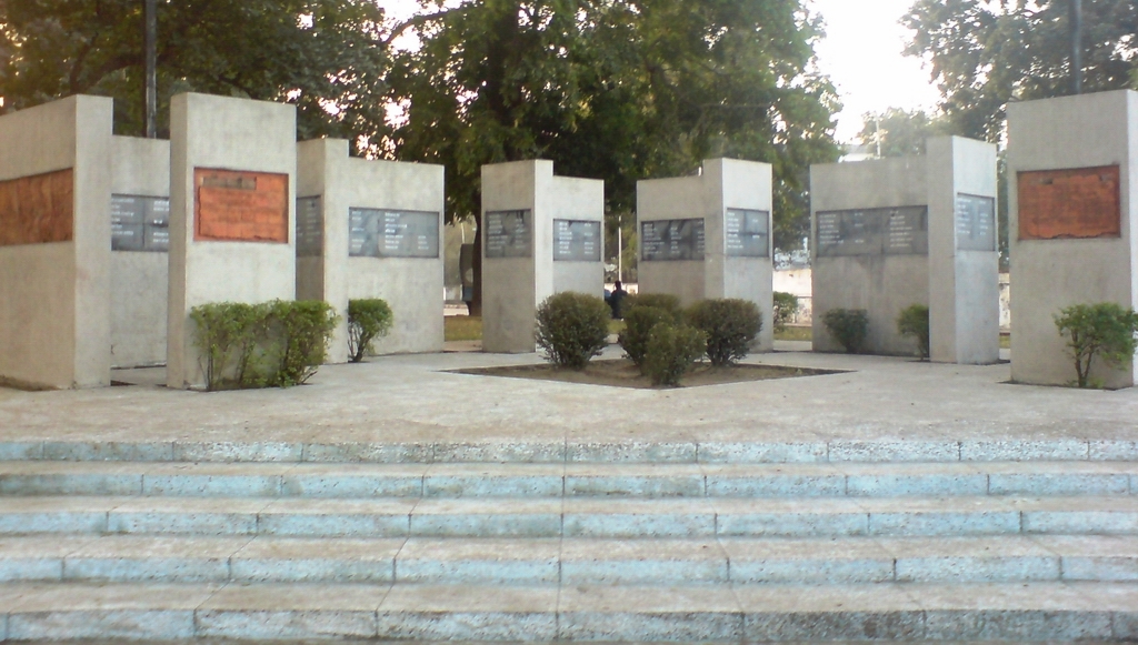 Martyr%27s_Monument_Dhaka_University_Ashfaq.JPG