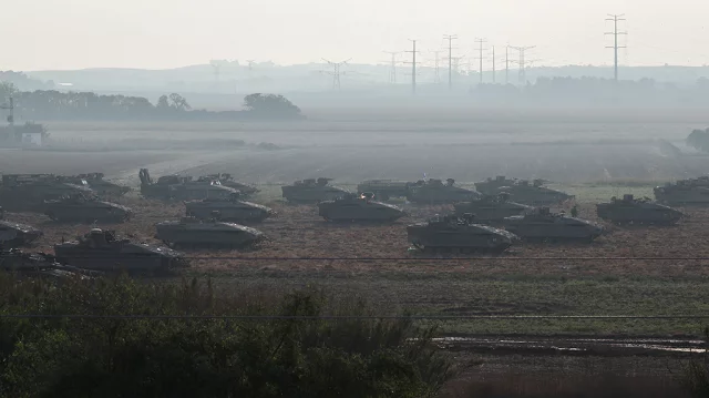 Israeli tanks and military vehicles take position near Israel`s border with the Gaza Strip, in southern Israel, October 14, 2023. Photo: Reuters