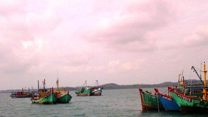 sepuluh-kapal-nelayan-asing-illegal-fishing_20160222_094250.jpg