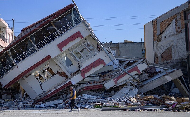 <p>A man walks in front of a destroyed building in Samandag, south of Hatay on February 16, 2023, ten days after a 7.8-magnitude struck the border region of Turkey and Syria. — AFP</p>