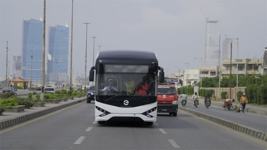 pakistan-first-electric-bus-in-karachi-2-1667822631667827207-0.jpg