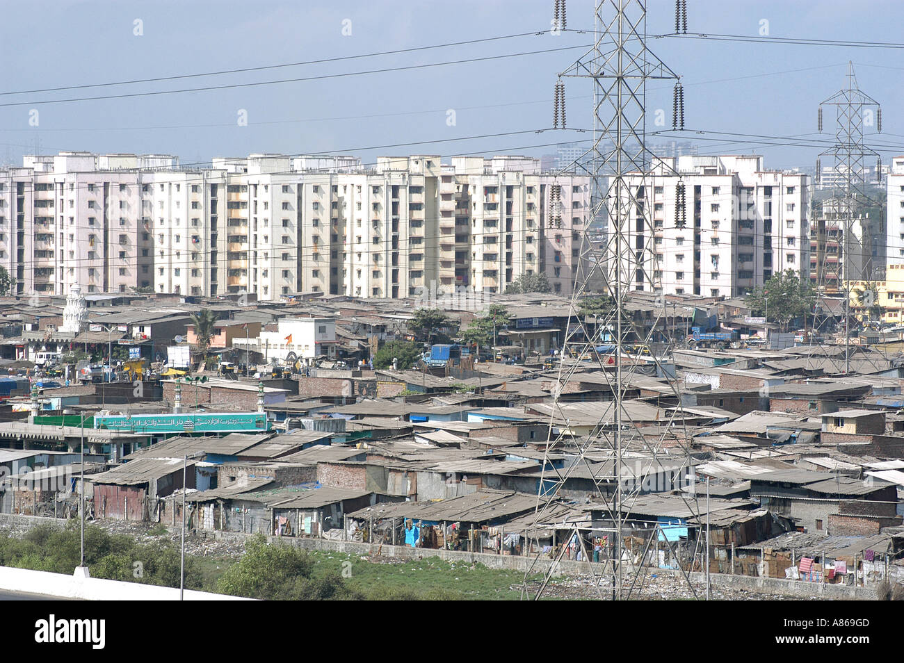 contrast-of-modern-highrise-rich-buildings-and-poor-slums-of-mankhurd-A869GD.jpg