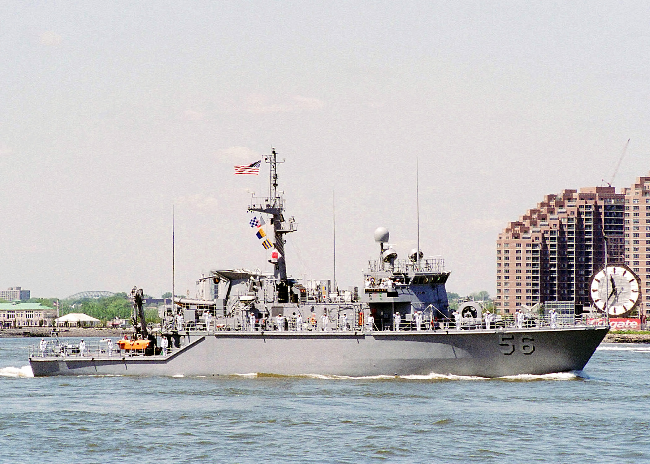 USS_Kingfisher_%28MHC-56%29.jpg