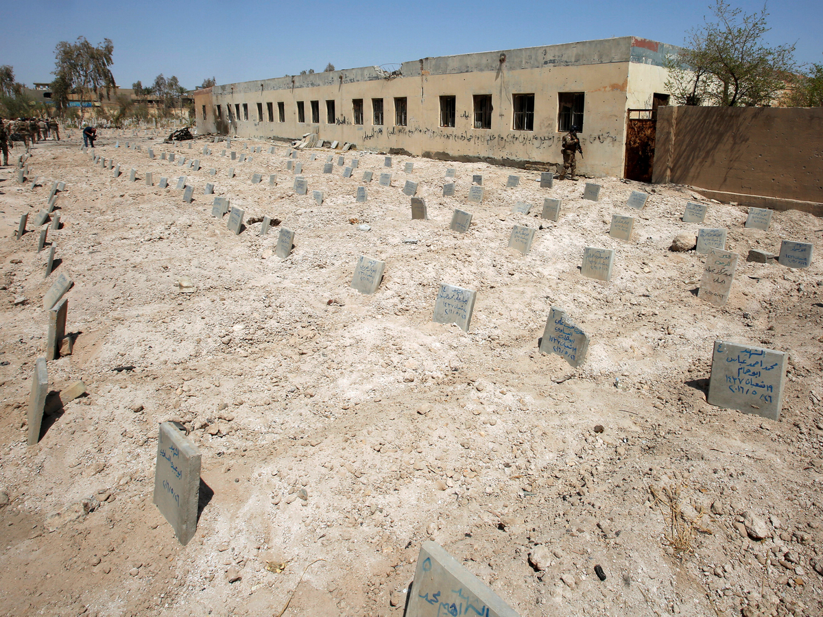 one-thing-the-anti-terror-forces-are-likely-to-see-more-of-as-isis-continues-to-lose-ground-is-the-groups-mass-graves-for-its-own-fighters.jpg