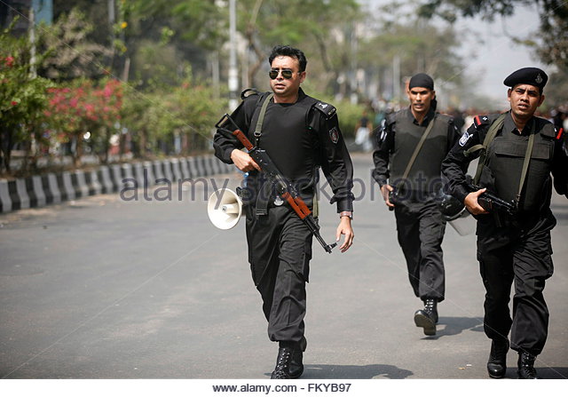 epa01647135-members-of-the-bangladeshi-rapid-action-battalion-rab-fkyb97.jpg