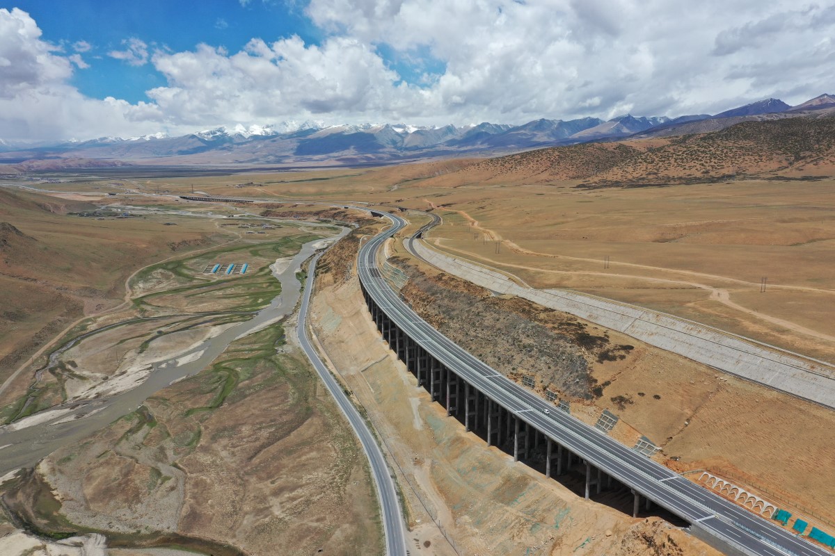 這是由中鐵城投承建的京藏高速那曲至羊八井段堆巴果大橋（2021年6月1日攝，無人機照片）。（圖片來源：新華社，攝影：胡雪峰）.e36c484aa199f2a2.jpg