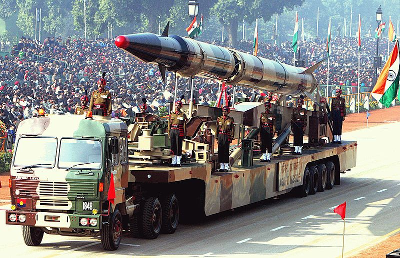 Agni-II_missile_%2528Republic_Day_Parade_2004%2529.jpeg