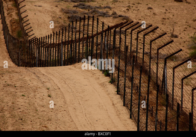 fencing-at-india-pakistan-border-bxc0f1.jpg