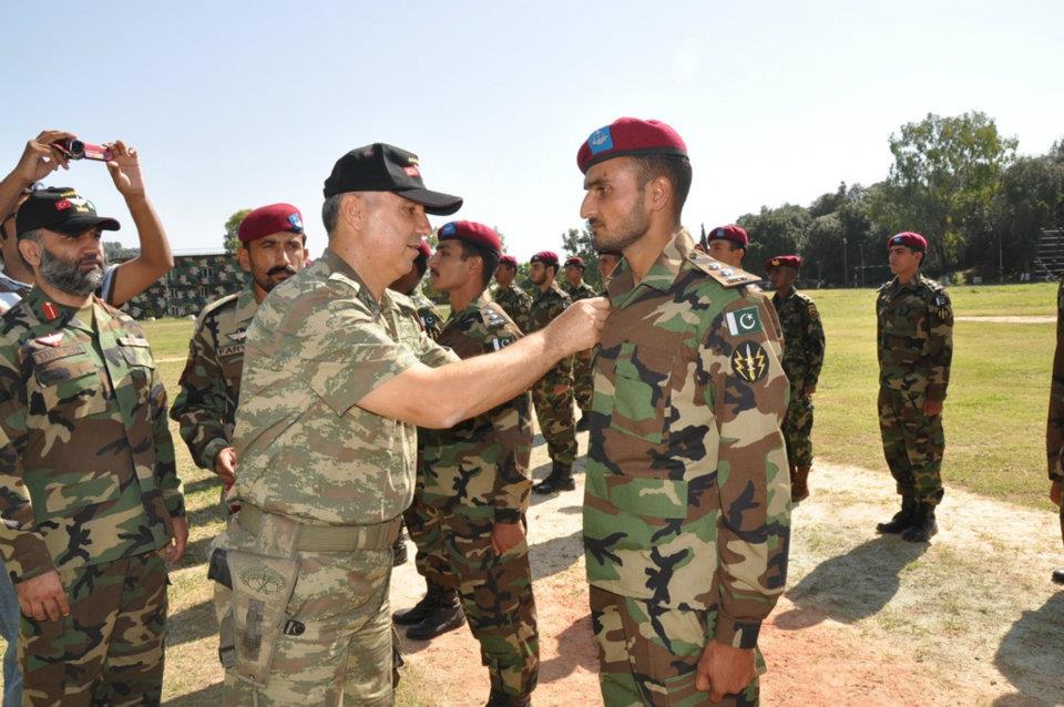 Head+of+Turkish+Special+Forces+decorating+a+Pakistani+SSG+Soldier+2.jpg