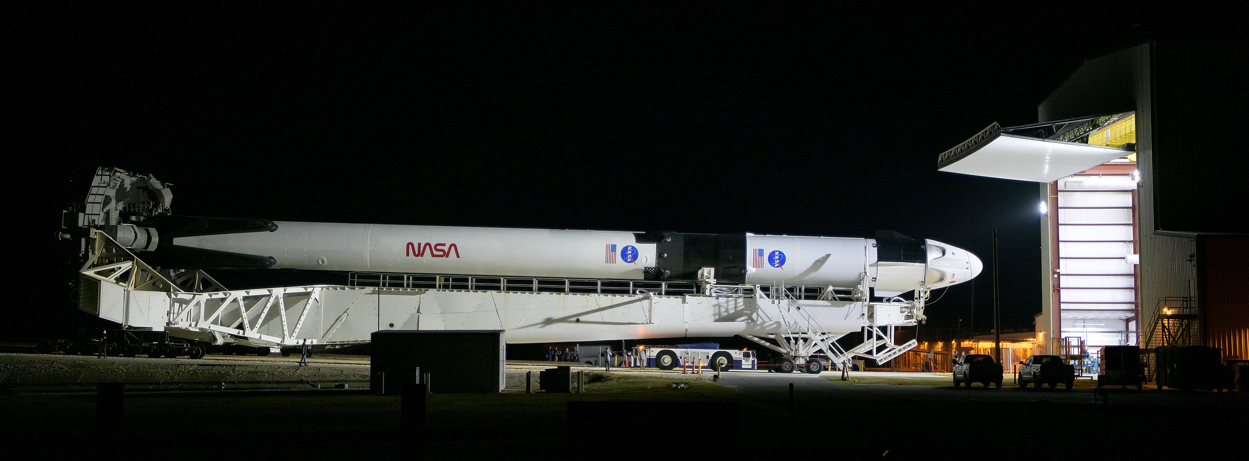 2560px-DM-2_Falcon_Rollout_%28cropped%29.jpg