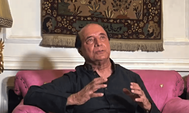 <p>Former Punjab governor Sardar Latif Khosa talks to reporters after a firing incident at his house in the early hours of Friday injured his driver. — Screengrab from video provided by Wasim Riaz</p>