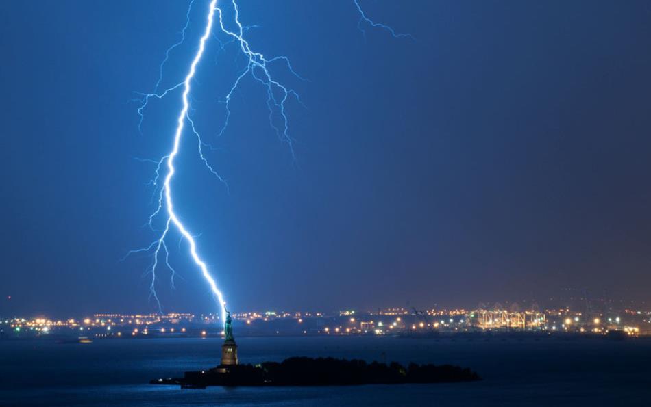 lightning-hitting-the-statue-of-liberty1.jpg