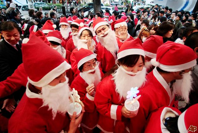 a-lot-of-santa-claus-in-tokyo.jpg