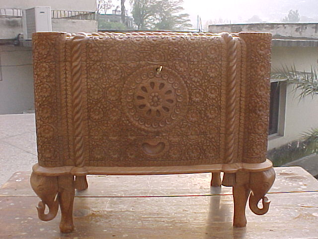 pic_pakistani-handicrafts_wood-carving-1.jpg