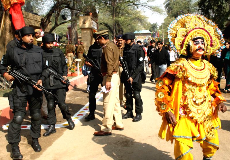 haryana-police-commandos-with-a-chhau-folk-artist-29876.jpg