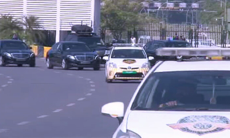 Prime Minister Imran Khan's convoy arrives at the Supreme Court. — DawnNewsTV