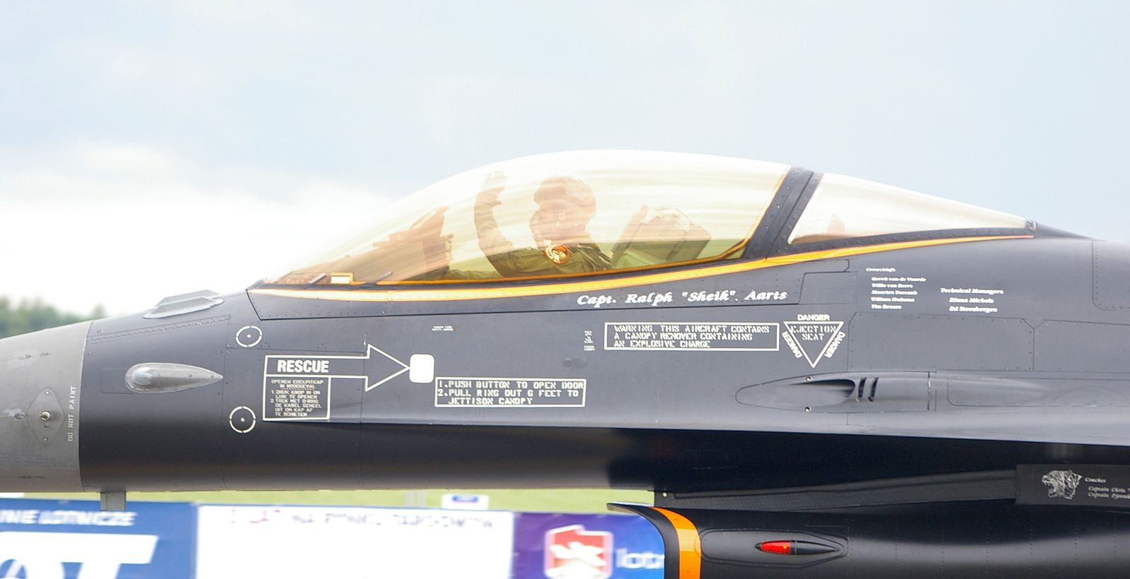 1600px-F-16_cockpit.JPG