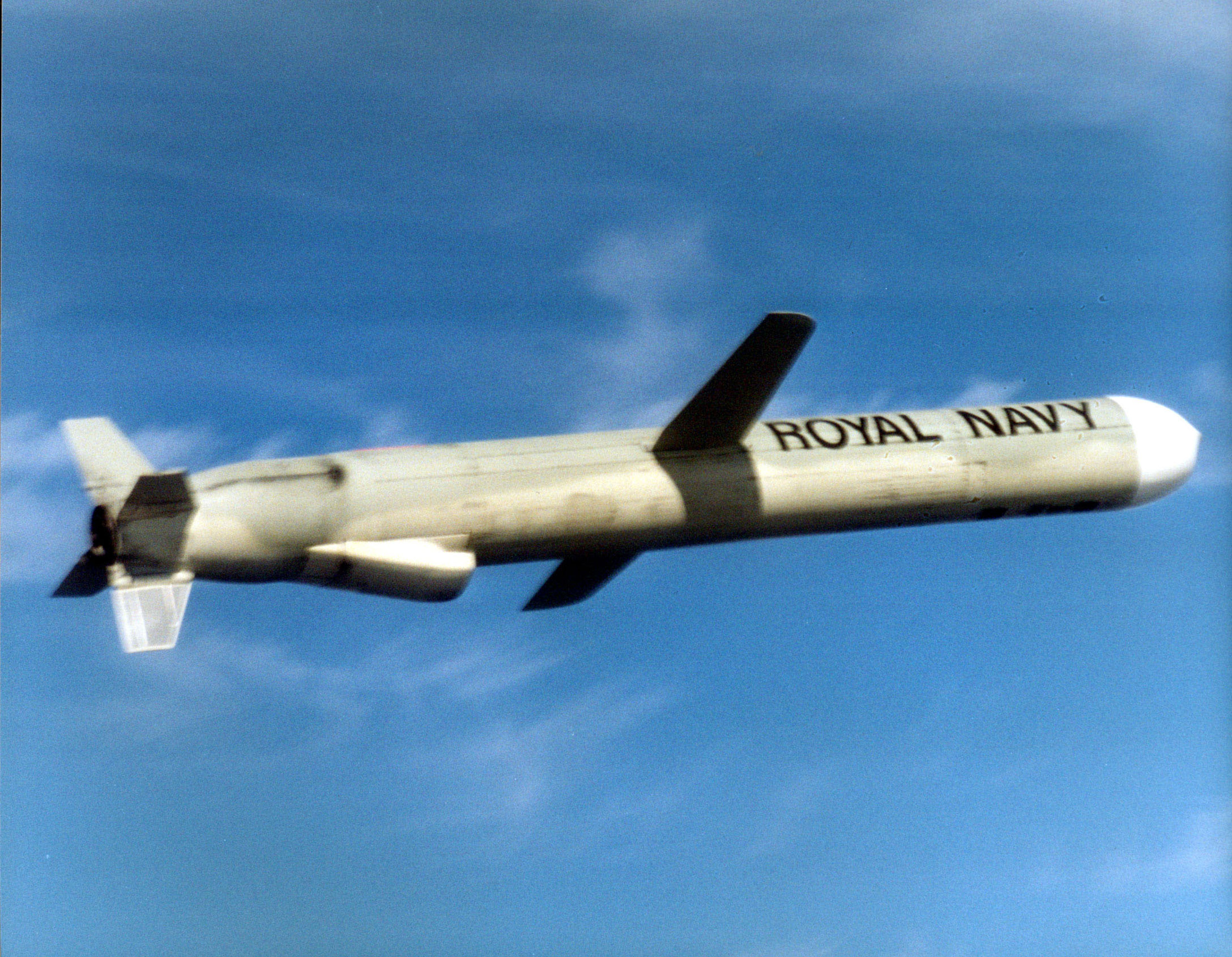 Tomahawk_Land_Attack_Missile_%28_Cruise_Missile%29_%28TLAM%29_flying_through_the_air._12-04-2000_MOD_45138116.jpg