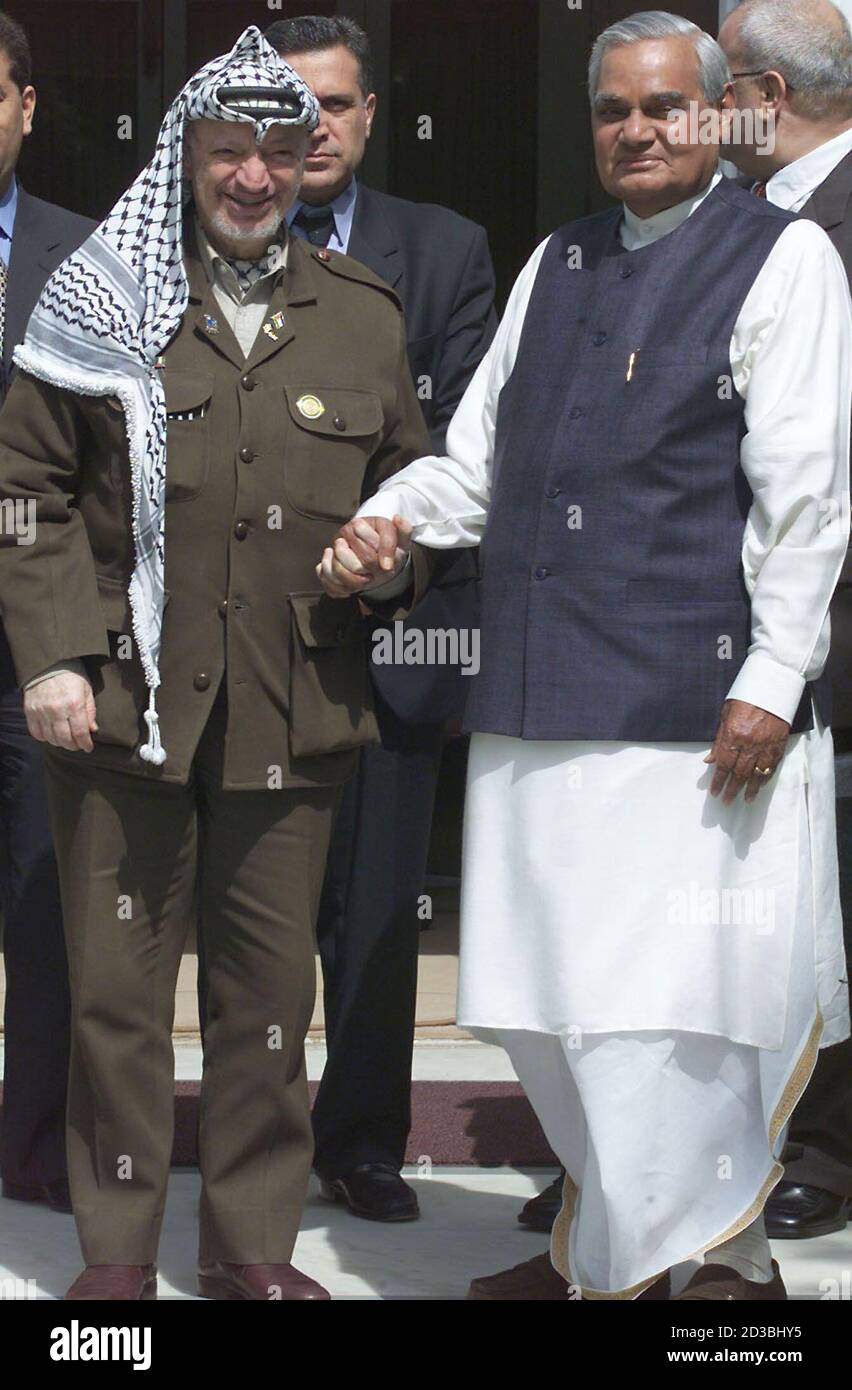 palestinian-president-yasser-arafat-l-shakes-hands-with-indian-prime-minister-atal-behari-vajpayee-in-new-delhi-august-23-2001-arafat-arrived-in-india-to-drum-up-support-for-his-policies-in-the-middle-east-during-his-asian-tour-arafat-will-also-visit-pakistan-and-china-where-he-is-expected-to-urge-china-to-play-a-more-active-role-in-the-middle-east-peace-process-pkrcs-2D3BHY5.jpg