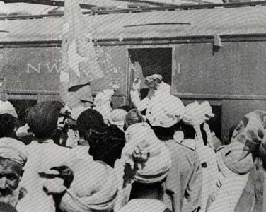 Quaid-e-Azam+meeting+supporters+at+Quetta+Railway+Station+in+1945.jpg