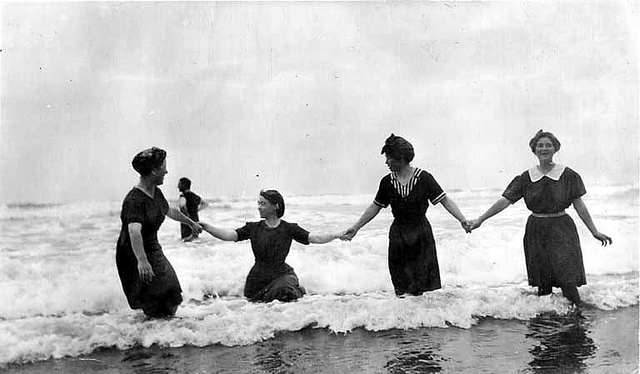 Bathing-Suit-Women-in-bathing-costumes-in-Pacific-Ocean-at-Moclips-August-23-1913-Credit-Univ-of-Washington-Digital-Collection1.jpg